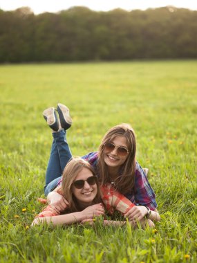 İki genç kadınla çimenlerin üzerinde döşeme  