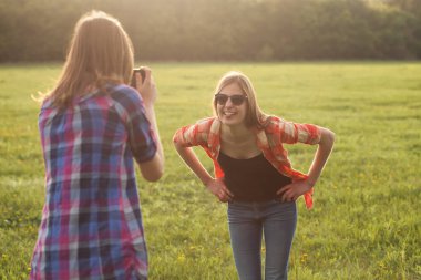 İki genç kadın dışarıda eğleniyor