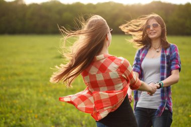 İki genç kadın sahada açık havada iplik