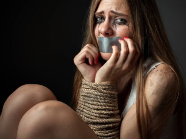 Eller yukarı genç kadınla bağlı 