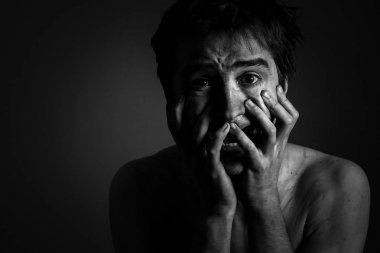 İzole umutsuz korkan adam portresi kapatın. Tek renkli resim