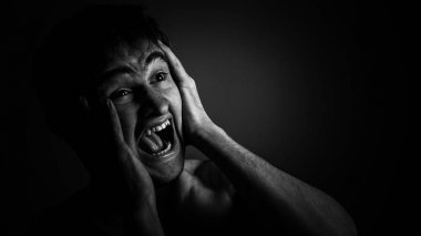 İzole umutsuz korkan adam portresi kapatın. Tek renkli resim