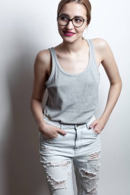 Genç kadın gözlük içinde poz portresi