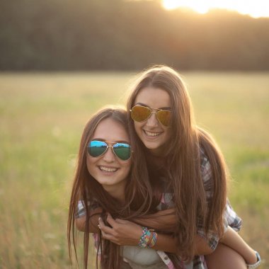 iki genç kadın dışarıda eğleniyor