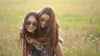 iki genç kadın dışarıda eğleniyor