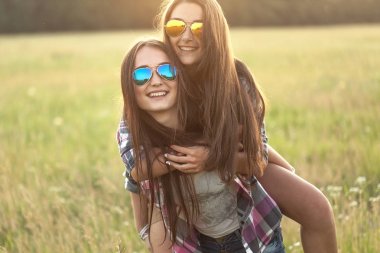 iki genç kadın dışarıda eğleniyor