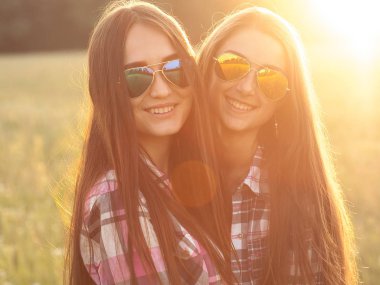 iki genç kadın dışarıda eğleniyor