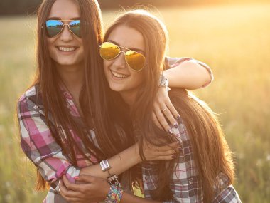 iki genç kadın dışarıda eğleniyor