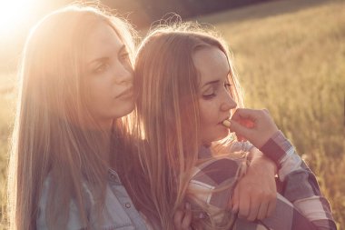 iki genç kadın dışarıda eğleniyor