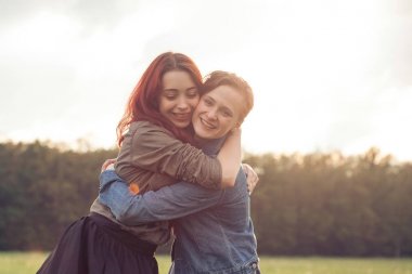 İki genç kadın dışarıda eğleniyor