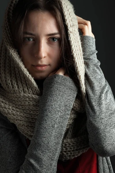 スカーフを持つ美しい女性 スタジオ ポートレート — ストック写真