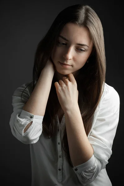 Mulher Bonita Com Longa Feira Retrato Estúdio — Fotografia de Stock