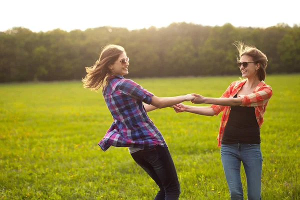 Dos Mujeres Jóvenes Está Girando Campo Aire Libre —  Fotos de Stock