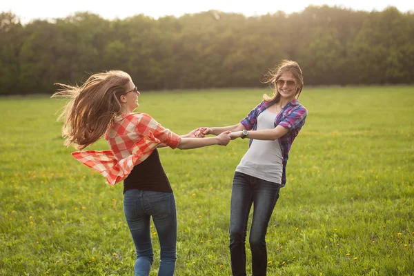 Dos Mujeres Jóvenes Está Girando Campo Aire Libre — Foto de Stock