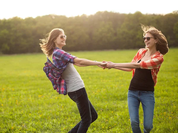 Dos Mujeres Jóvenes Está Girando Campo Aire Libre —  Fotos de Stock