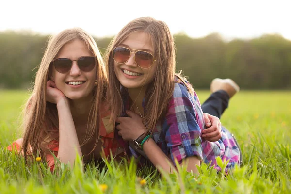 Twee Jonge Vrouwen Opleggen Van Gras — Stockfoto