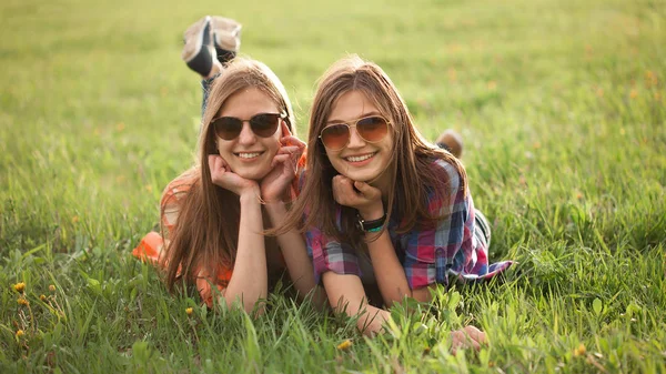 Deux Jeunes Femmes Allongées Sur Herbe — Photo