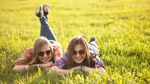 Duas Jovens Mulheres Deitadas Grama — Fotografia de Stock