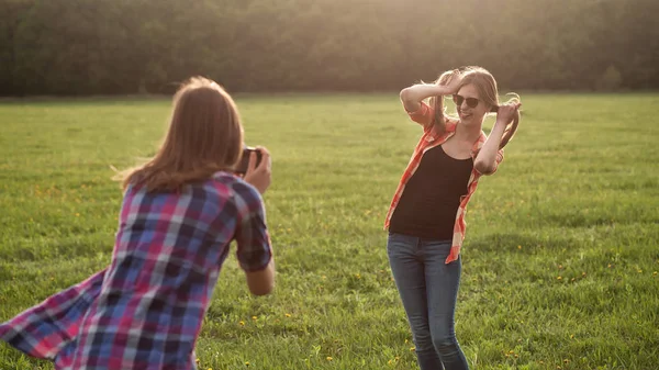 Genç Kadın Dışarıda Eğleniyor — Stok fotoğraf