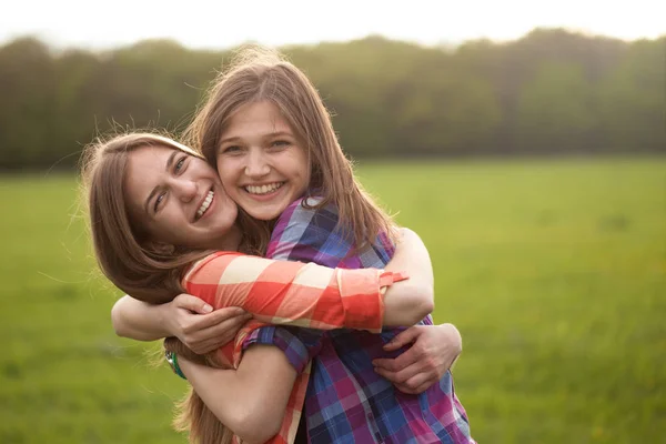 Twee Jonge Vrouwen Die Met Plezier Buiten — Stockfoto