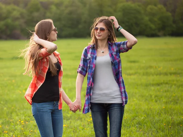 Две Молодые Женщины Веселятся Открытом Воздухе — стоковое фото