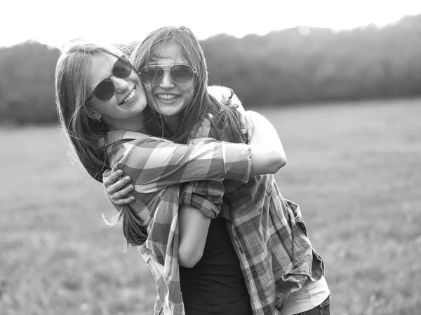 Two Young Females Having Fun Outdoors — Stock Photo, Image