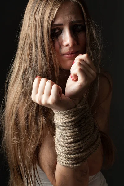 Mujer Joven Con Las Manos Atadas — Foto de Stock