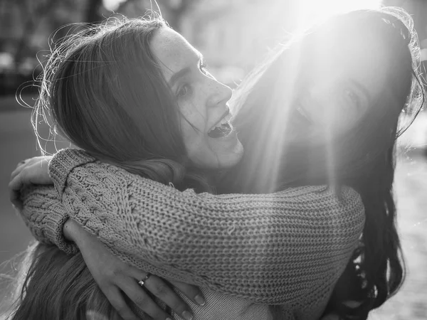 Dois Felizes Mulheres Cidade — Fotografia de Stock