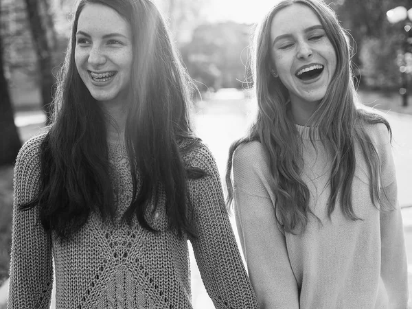 Twee Vrouwen Lopen Stad — Stockfoto