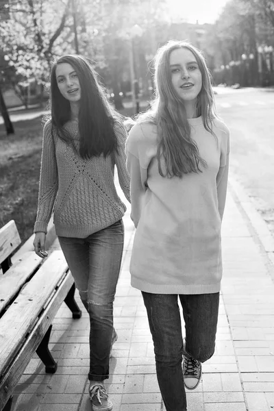 Due Donne Che Camminano Città — Foto Stock