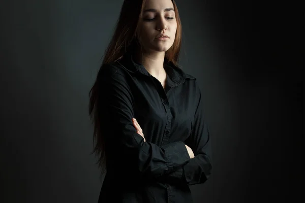 Portret Van Jonge Vrouw Poseren Zwarte Kleding — Stockfoto