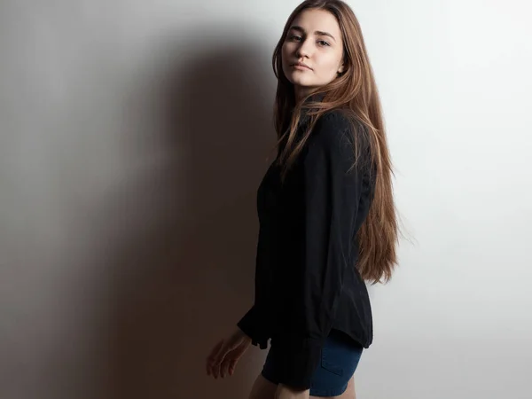 Портрет Молодой Женщины Позирующей Черной Одежде — стоковое фото