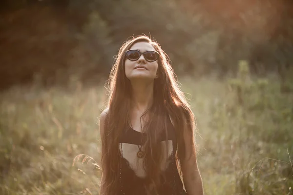 Frumoasă Fată Lipsită Griji Teren Apus Soare — Fotografie, imagine de stoc