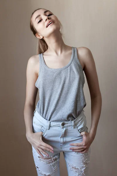 Menina Legal Jeans Posando Contra Parede — Fotografia de Stock