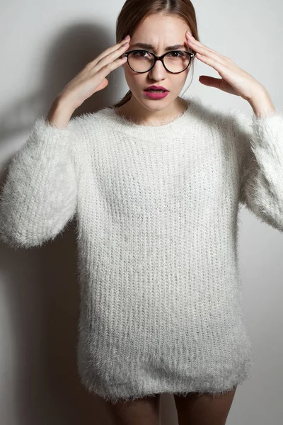 Retrato Jovem Posando Óculos — Fotografia de Stock
