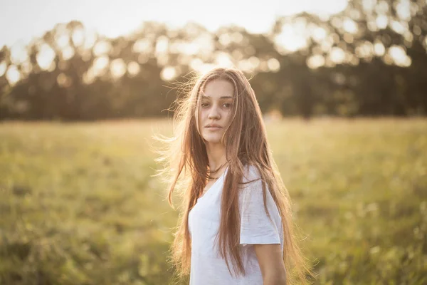Красива Дівчина Безтурботний Полі Заході Сонця — стокове фото