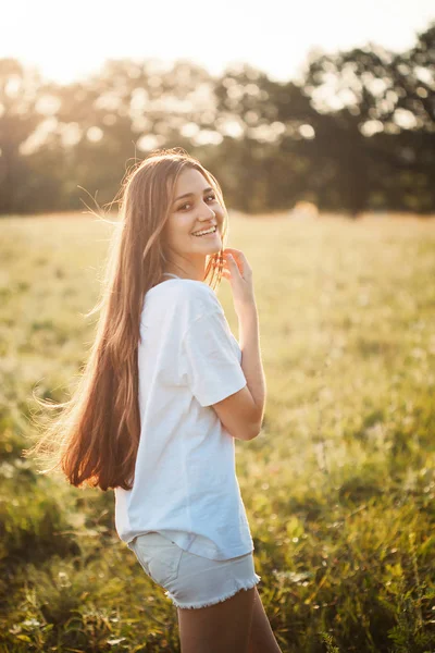 Frumoasă Fată Lipsită Griji Teren Apus Soare — Fotografie, imagine de stoc