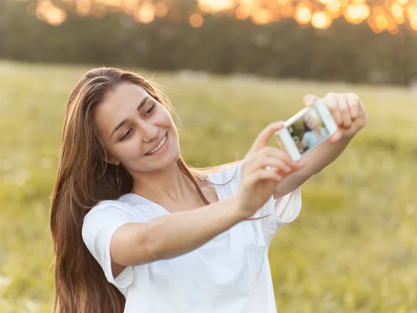 Hermosa Chica Despreocupada Tomando Selfie Campo —  Fotos de Stock