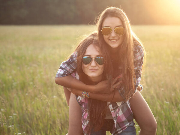 Две молодые женщины веселятся на открытом воздухе
