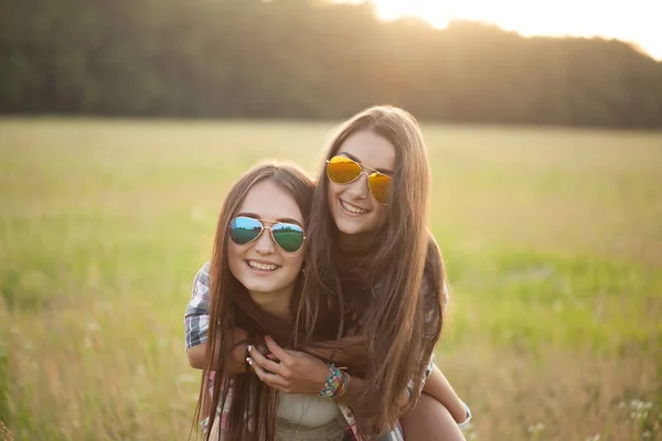 Dos Mujeres Jóvenes Divirtiéndose Aire Libre — Foto de Stock