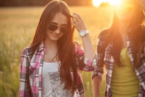 Twee Jonge Vrouwen Plezier Buitenshuis — Stockfoto