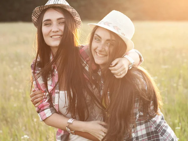 Dos Mujeres Jóvenes Divirtiéndose Aire Libre —  Fotos de Stock