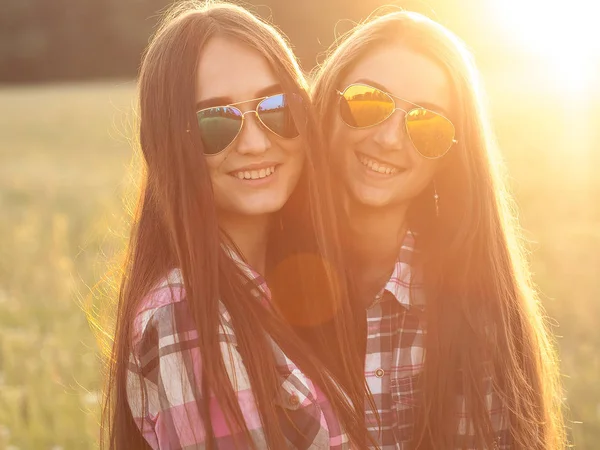 Zwei Junge Frauen Haben Spaß Freien — Stockfoto