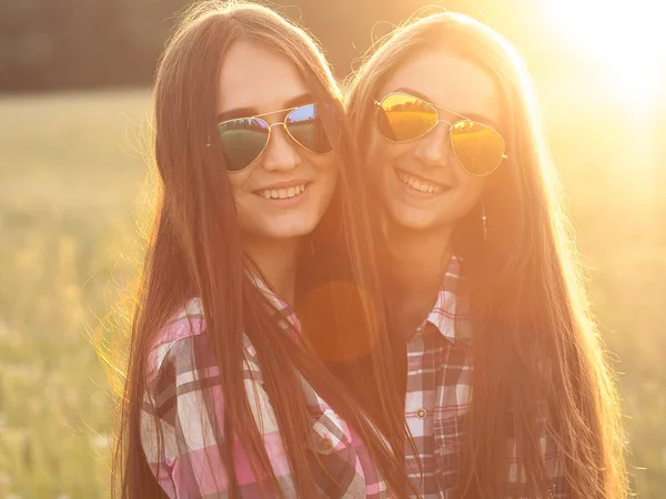 Dos Mujeres Jóvenes Divirtiéndose Aire Libre — Foto de Stock