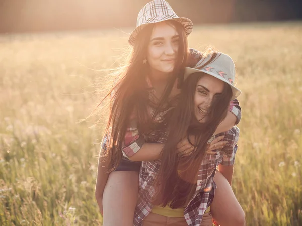 Twee Jonge Vrouwen Plezier Buitenshuis — Stockfoto