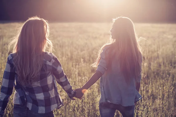 Two Young Women Having Fun Outdoors — Stock Photo, Image