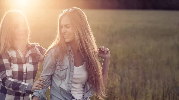 Две Молодые Женщины Веселятся Открытом Воздухе — стоковое фото