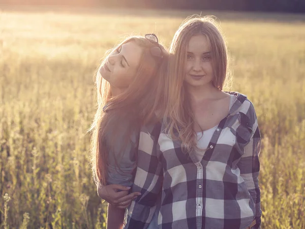 Duas Jovens Mulheres Divertindo Livre — Fotografia de Stock