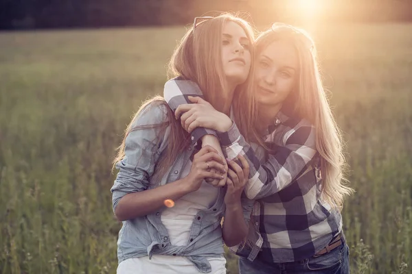 Two Young Women Having Fun Outdoors — Stock Photo, Image