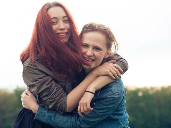 Due Giovani Donne Divertono All Aperto — Foto Stock